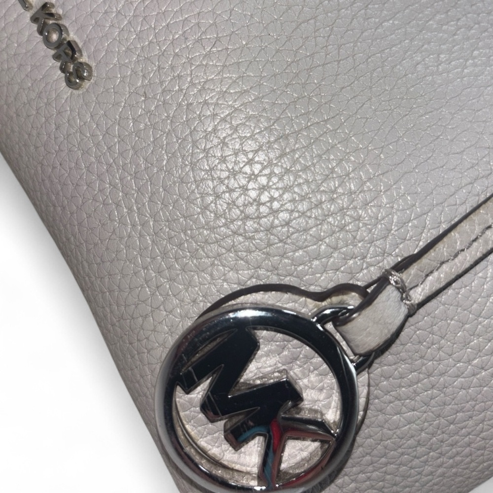 Michael Kors Jet Set Medium Pebbled Leather Chain Shoulder Bag. - Picture 8 of 11